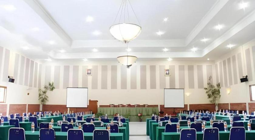 Augusta Sukabumi Hotel Экстерьер фото