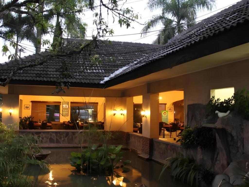 Augusta Sukabumi Hotel Экстерьер фото