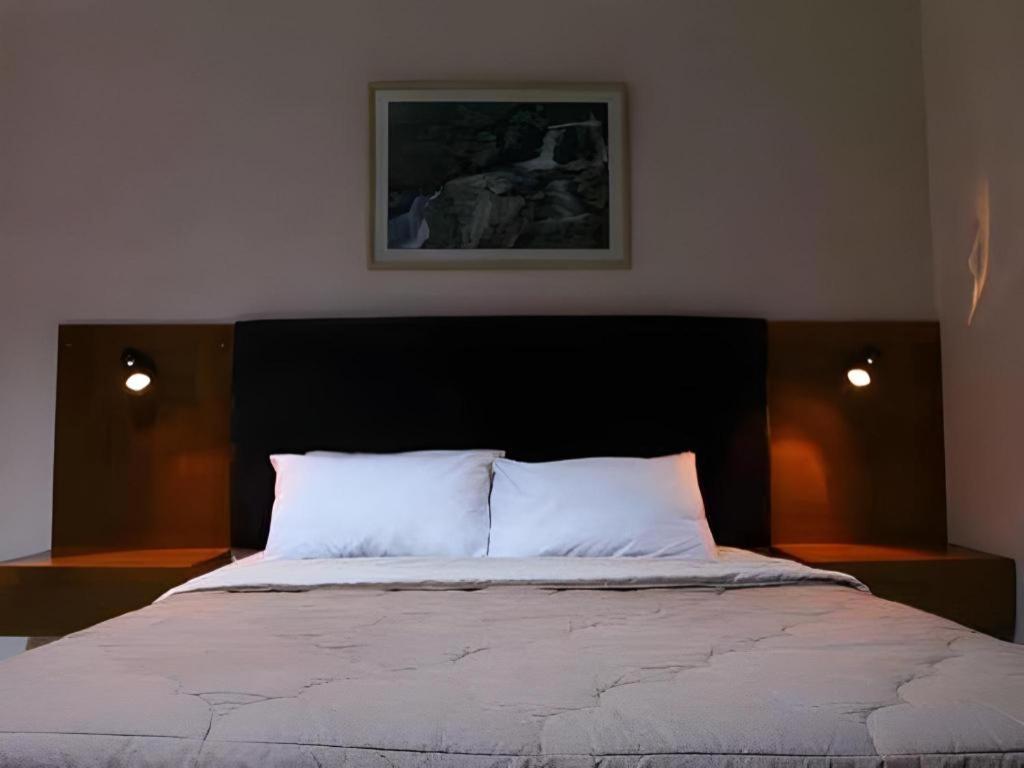 Augusta Sukabumi Hotel Экстерьер фото