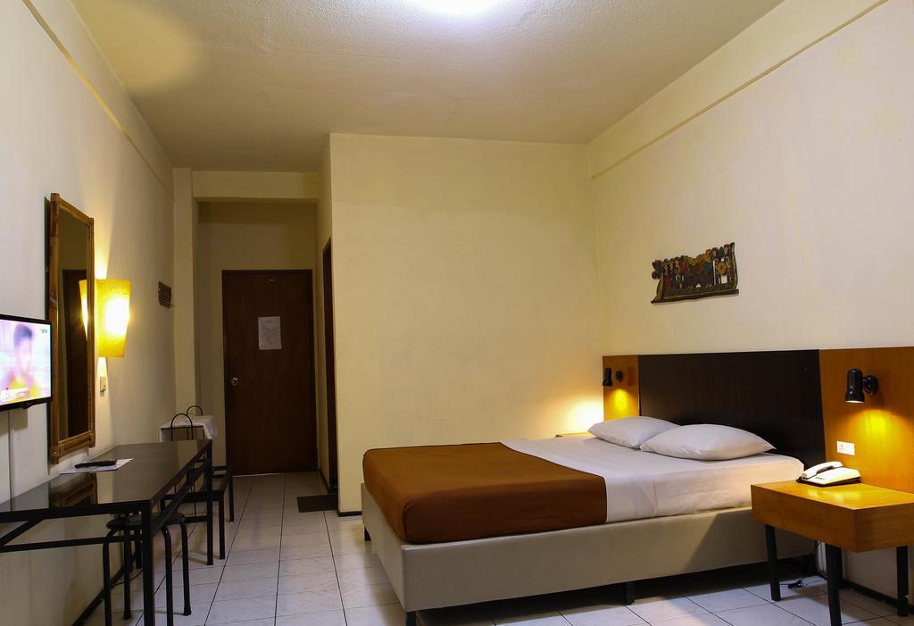 Augusta Sukabumi Hotel Экстерьер фото